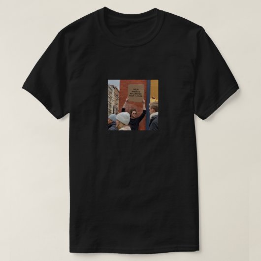Pierre Bourdieu Habitus (Typ mit Schild) Meme Cla T-Shirt (Design vorne)