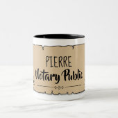 Pierre Notary Public Scroll Feather Quill Zweifarbige Tasse (Mittel)