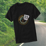 Pig Trail Highway 23 Arkansas Motorrad Road T-Shirt<br><div class="desc">Autobahn 23 in Arkansas, auch bekannt als The Pig Trail, eine wunderschöne kurvige Straße durch den Ozark National Forest, der bei Motorrad-Fahrern und Fußballfans gleichermaßen beliebt ist. Dieses Vintage Logo-Design zeigt eine kurvige Straße mit dem Straßenschild Arkansas 23 und den Worten "The Pig Trail" und "Ozark National Forest". Passen Sie...</div>