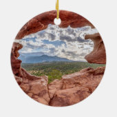 Pikes Gipfel durch ein Loch Souvenirschmuck Keramik Ornament (Hinten)