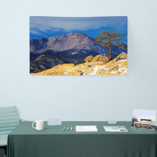 Pikes Peak mit Baum im Grünen Banner (Messeveranstaltung)