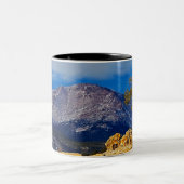 Pikes Peak mit Baum im Grünen Zweifarbige Tasse (Mittel)