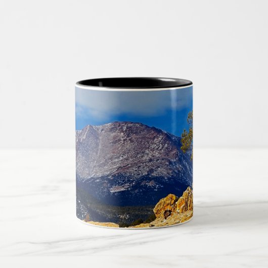 Pikes Peak mit Baum im Grünen Zweifarbige Tasse (Mittel)