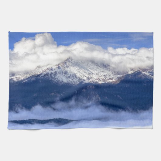 Pikes Peak mit frischem Schneefall und Wolken Geschirrtuch (Horizontal)