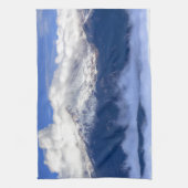 Pikes Peak mit frischem Schneefall und Wolken Geschirrtuch (Vertikal)