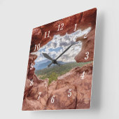 Pikes spitzen durch die Uhr an der Bergspitze (Winkel)