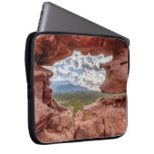 Pikes spitzen sich durch eine Felsenhöhle Laptopschutzhülle (Vorne Rechts)