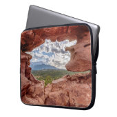Pikes spitzen sich durch eine Felsenhöhle Laptopschutzhülle (Vorderseite Links)