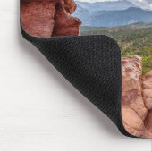 Pikes spitzen sich durch eine Felsenhöhle Mousepad (Ecke)