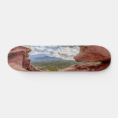 Pikes spitzen sich durch eine Felsenhöhle Skateboard (Horizontal)