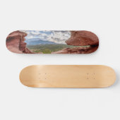 Pikes spitzen sich durch eine Felsenhöhle Skateboard (Horizontal)