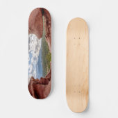 Pikes spitzen sich durch eine Felsenhöhle Skateboard (Vorderseite)