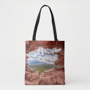 Pikes spitzen sich durch eine Felsenhöhle Tasche