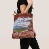 Pikes spitzen sich durch eine Felsenhöhle Tasche (Von Nahem)