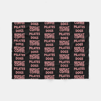 Pilates-Hunde für Frauen wiederholen sich  Fleecedecke