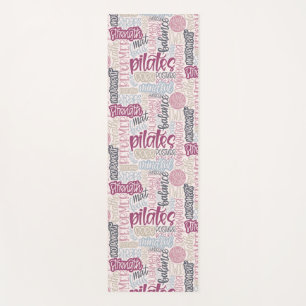 Pilates Lingo-Pink Plum Handletterierte Wortcollag Yogamatte