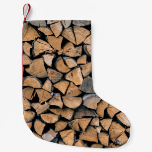 Pile aus braunem Brennholz Kleiner Weihnachtsstrumpf