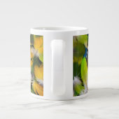 Pile von bunten Federn Jumbo-Tasse (Rückseite)