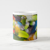 Pile von bunten Federn Jumbo-Tasse (Vorderseite)