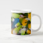 Pile von bunten Federn Jumbo-Tasse (Rechts)