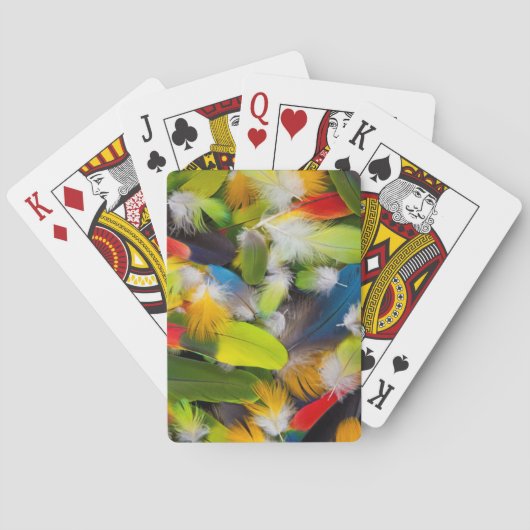 Pile von bunten Federn Spielkarten (Rückseite)