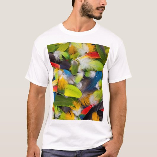 Pile von bunten Federn T-Shirt (Vorderseite)