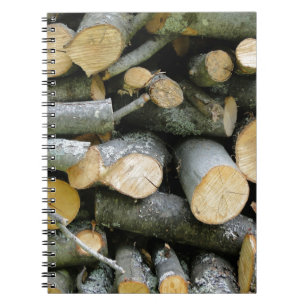 Pile von gestapeltem geschnittenem Feuerholz Notizblock