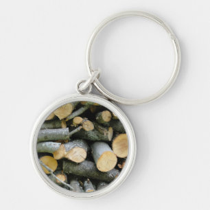 Pile von gestapeltem geschnittenem Feuerholz Schlüsselanhänger