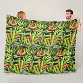 Pile von grünen scharfen Paprikaschoten Fleecedecke