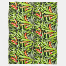 Pile von grünen scharfen Paprikaschoten Fleecedecke