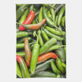 Pile von grünen scharfen Paprikaschoten Geschirrtuch (Vertikal)