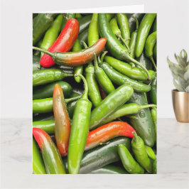 Pile von grünen scharfen Paprikaschoten Karte