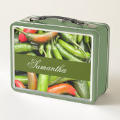 Pile von grünen scharfen Paprikaschoten Metall Brotdose (Rückseite)