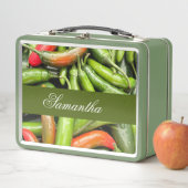 Pile von grünen scharfen Paprikaschoten Metall Brotdose (Beispiel)