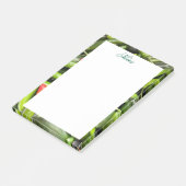 Pile von grünen scharfen Paprikaschoten Post-it Klebezettel (angewinkelt)