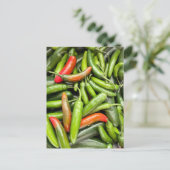 Pile von grünen scharfen Paprikaschoten Postkarte (Stehend Vorderseite)