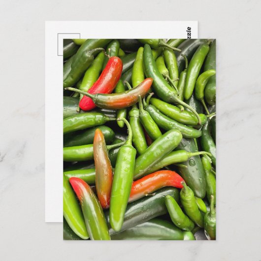 Pile von grünen scharfen Paprikaschoten Postkarte (Vorne/Hinten)