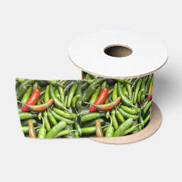 Pile von grünen scharfen Paprikaschoten Satinband