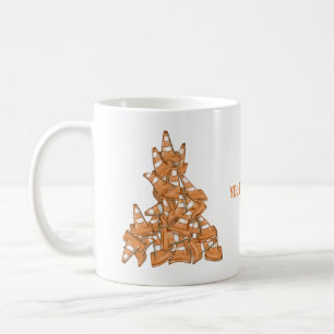 Pile von orangefarbenen Straßenkegel Kaffeetasse