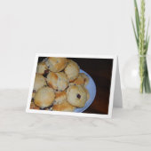 Pile von Raisin Scones auf Plate Karte (Vorderseite)