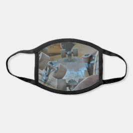 Pile von Skateboards auf dem Frühplateau Mund-Nasen-Maske