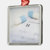 Pillen auf schriftlicher Verordnung Silbernes Ornament (Links)