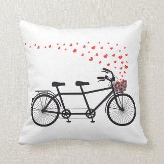 Pillow mit Tandemfahrrad und fliegenden roten Kissen