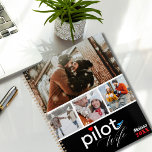 Pilot-Ehefrau Typografie und Flugzeug, Minimalisti Planer<br><div class="desc">Das Design besteht aus 4 Fotos vorne und 1 hinten. Die Titelseite umfasst auch die Typografie "Pilot Ehefrau" in minimalistischem Design, einen Namen und das Jahr. Passen Sie es mit Ihren Lieblings-Foto-Erinnerungen, Ihrem Namen und Jahr an. Kontaktieren Sie mich für weitere Änderungen. Danke, dass du unser Geschäft besucht hast! Copyright...</div>