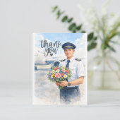 Pilot hält Blumen auf der Start-und Landebahn steh Postkarte (Stehend Vorderseite)