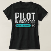 Pilot im Gange Bitte warten Funny Aviation Pilot T-Shirt (Design vorne)