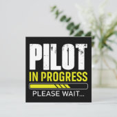 Pilot in Ausbildung… Bitte warten | Aviator Humor (Stehend Vorderseite)
