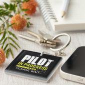 Pilot in Ausbildung… Bitte warten | Geschenkidee f Schlüsselanhänger (Vorderseite rechts)