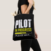 Pilot in Ausbildung… Bitte warten | Geschenkidee f Tasche (Von Nahem)