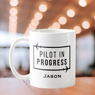 Pilot in Ausbildung & Flugzeug Moderne Reise Anpas Kaffeetasse